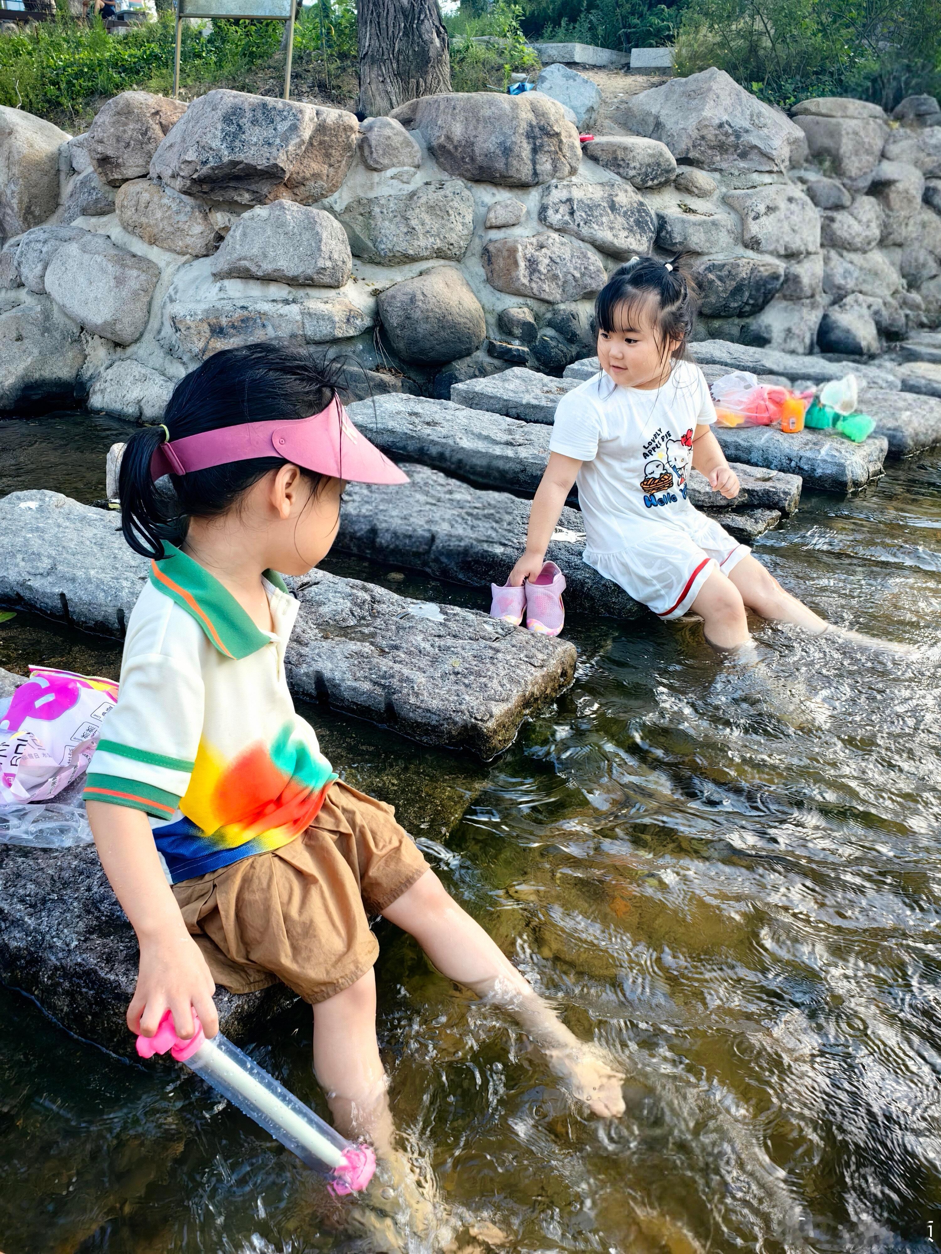 青岛人夏日卷凉快卷出了新花样 今年七月已进入下旬，国内多地遭遇高温热浪侵袭，青岛