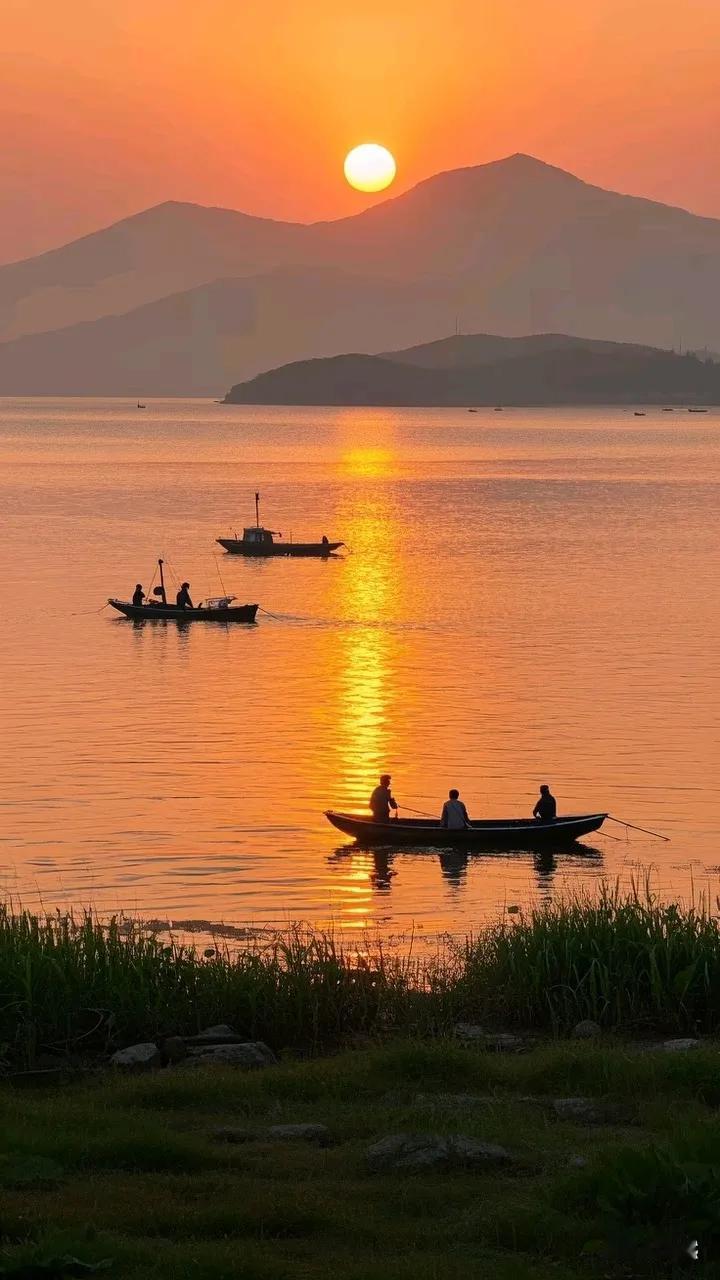 有人出上联：
上联：一江分两岸
下联：