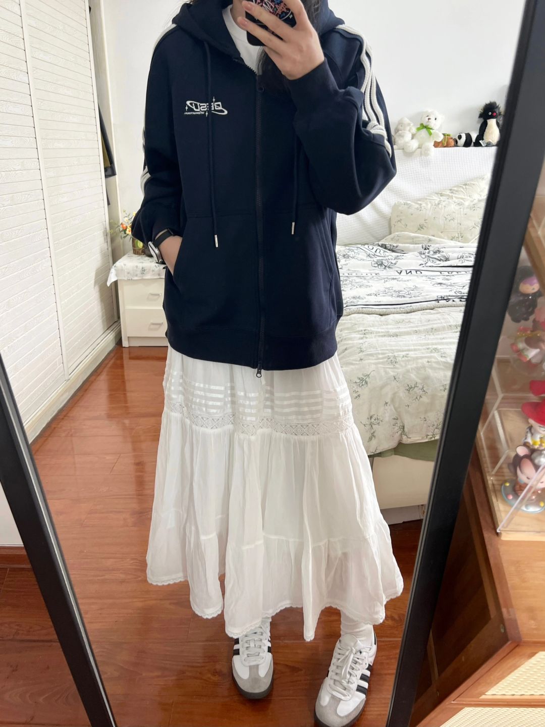 蓝色蛮显白的