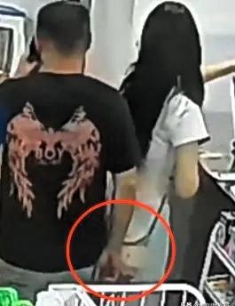 一女子在便利店购物，一男子打电话从其身后经过，女子感觉身后有异常，觉得被冒犯了，
