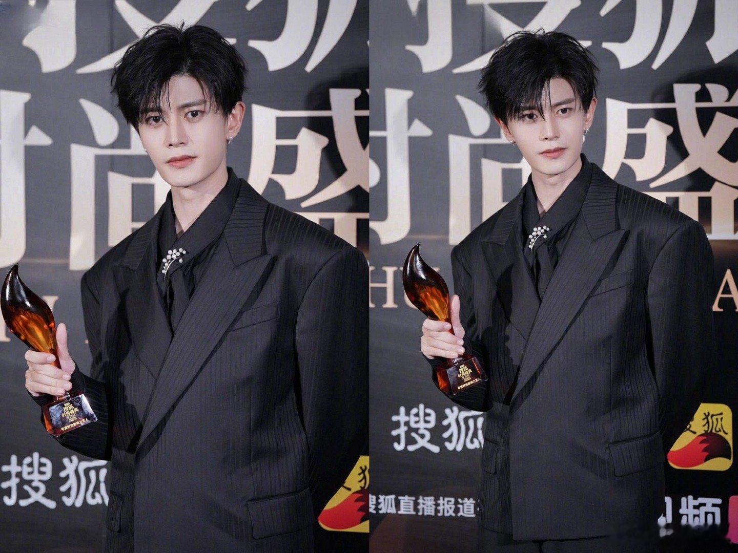 任嘉伦搜狐十年双奖第一人  任嘉伦Allen的实力与魅力在2024搜狐时尚盛典上