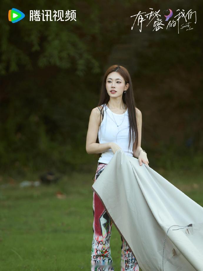 现在的女嘉宾怎么穿成这样就去参加恋综了，实在是让人有些惊讶，难道不应该更加注重形