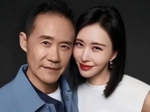 1983年的一个深夜，王石把300万，相当于现在的1亿8千万交到妻子手里：“给，