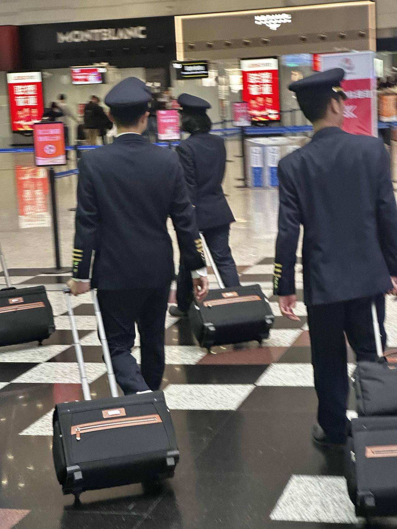 自从南航把飞行准备中心搬到了白云T2之后，在T2值机的旅客就有机会近距离观察机组