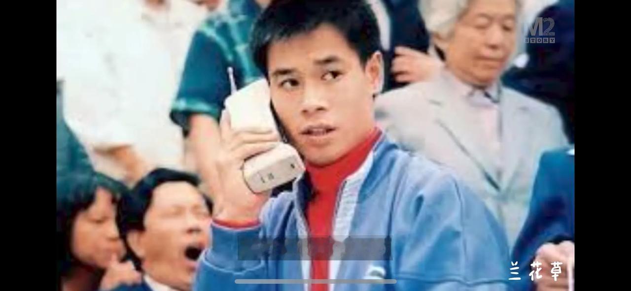 1990年，李宁拿着大哥大，正与外界通话联系。
“李宁”品牌服装的雏形是“健力宝