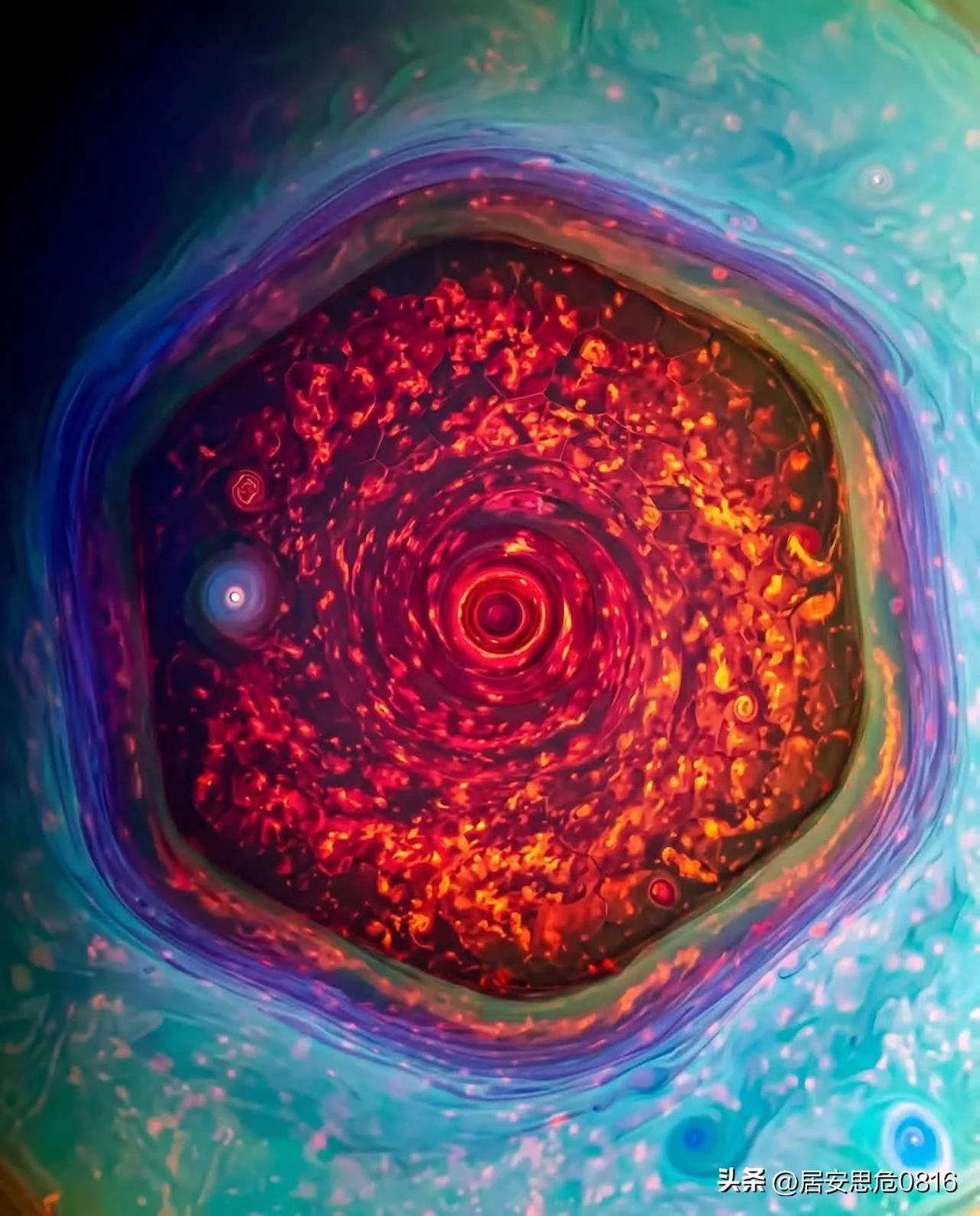 这是土星北极，一场完美的六边形风暴！

地球直径约12700公里。这个六边形的直