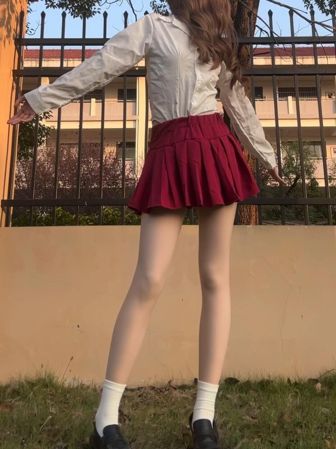 若要为这身穿搭配上一句内心独白，你会说些什么呢？📖
是“下课一道去小卖部不？”