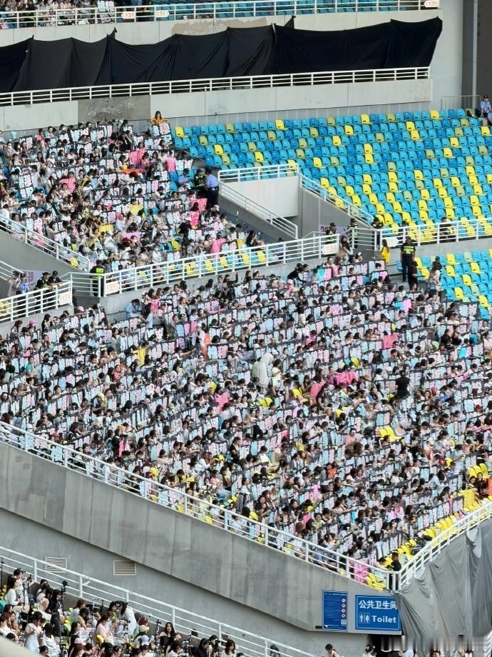 TF四代五公橹穆灯牌五公首日现场打卡！橹穆灯牌连片铺开，放眼望去一片星海，壮观程
