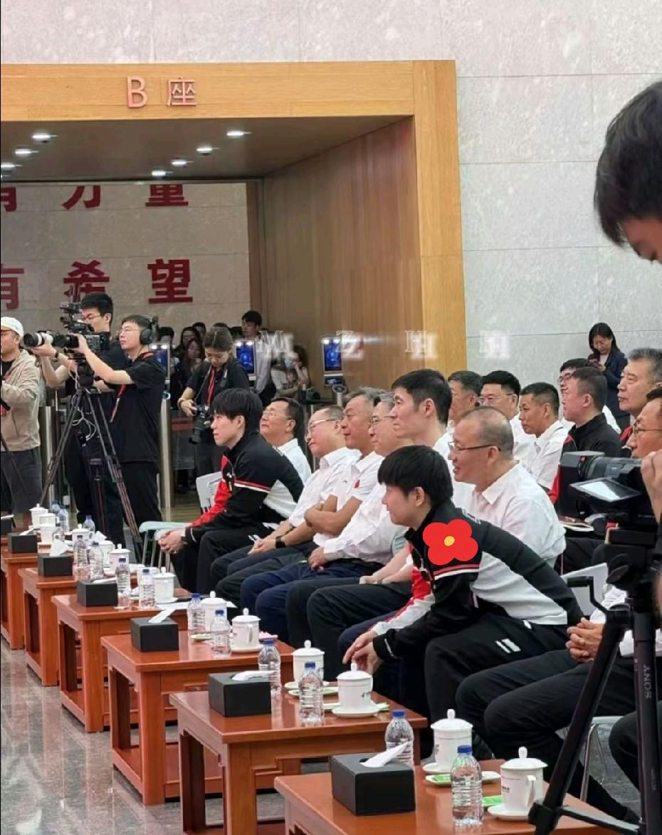 两个人都那么努力，那么上进，那么好，黑～子们怎么丧尽天良造谣生事的！坐在大佬堆里