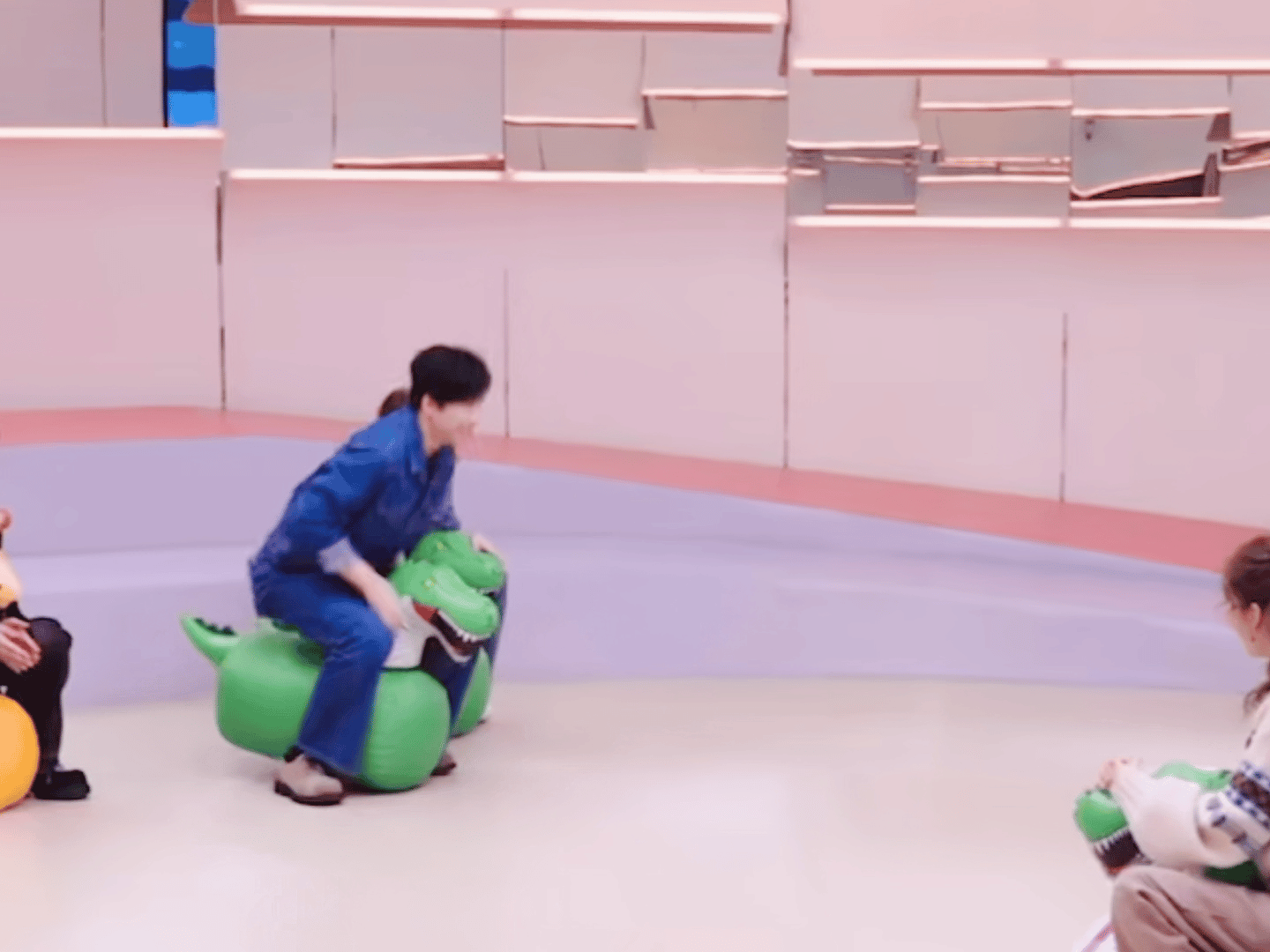 这个小咪也太会戳人了吧！无处安放的大长腿又A又萌，反手刃直接笑不活——棚友说得对