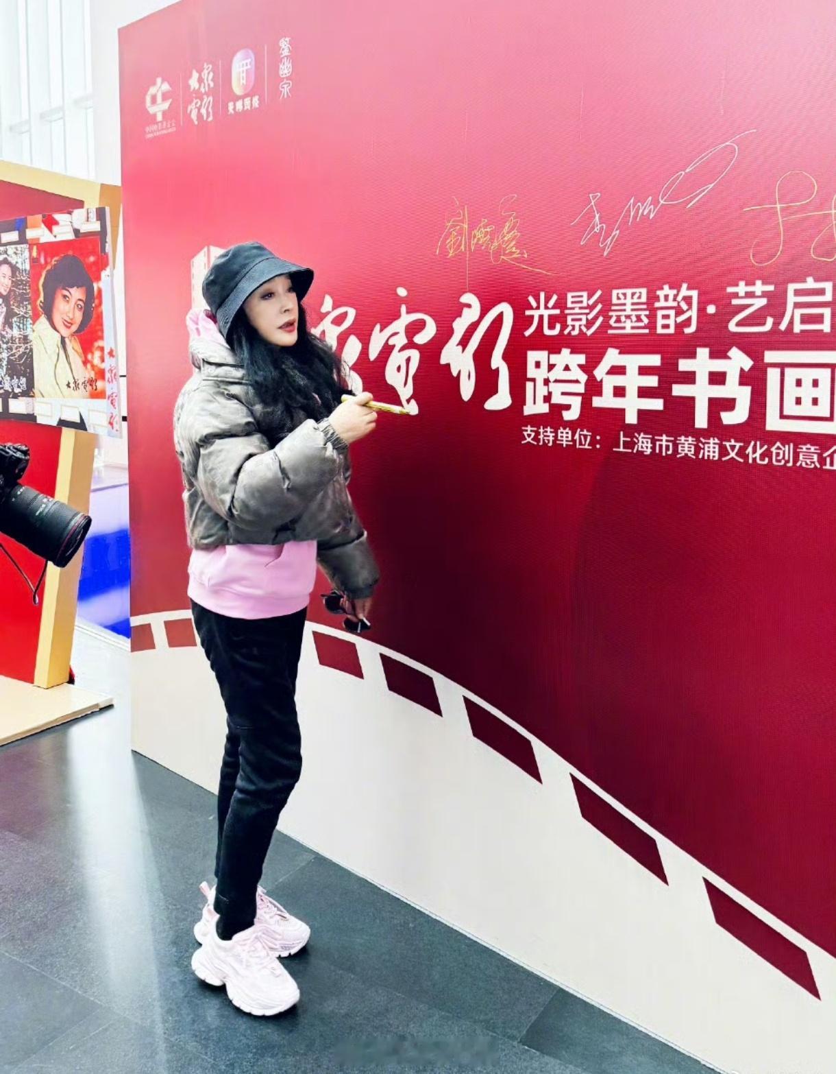 你敢信，74岁女人的状态[good][good][good]坚持打羽毛球的庆姐太