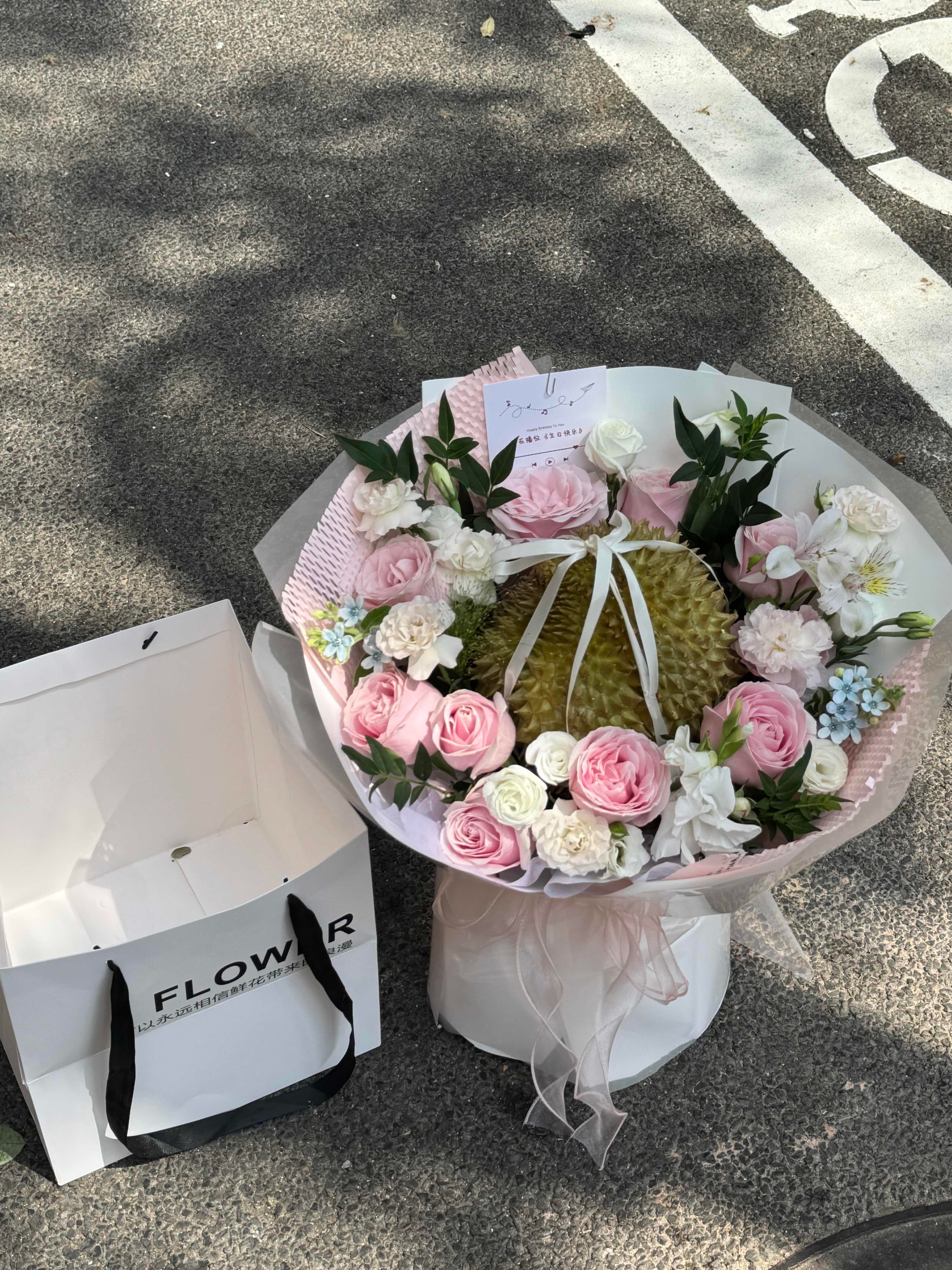 你要做一个大胆,自信,明媚,以及拥有蓬勃向上生命力的一个女人,因为这些比你的美貌