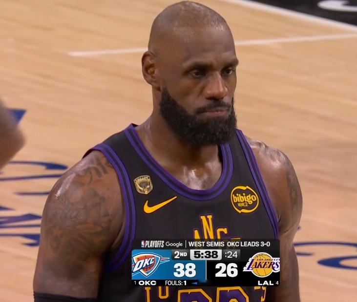 湖人终于在5分38秒老詹靠罚球拿到第二节的首分雷霆vs湖人nba季后赛
