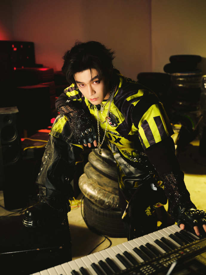 丁禹兮的野性模样，丁禹兮音乐节赛车手造型，谁懂这个满分拽酷感的小丁的帅气值呢，期