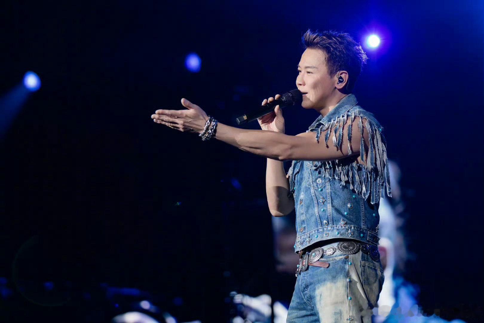 陶喆已经练成这样了 哇塞塞? 陶喆这是要变身健身偶像了吗？这肌肉，帅得我一脸花痴