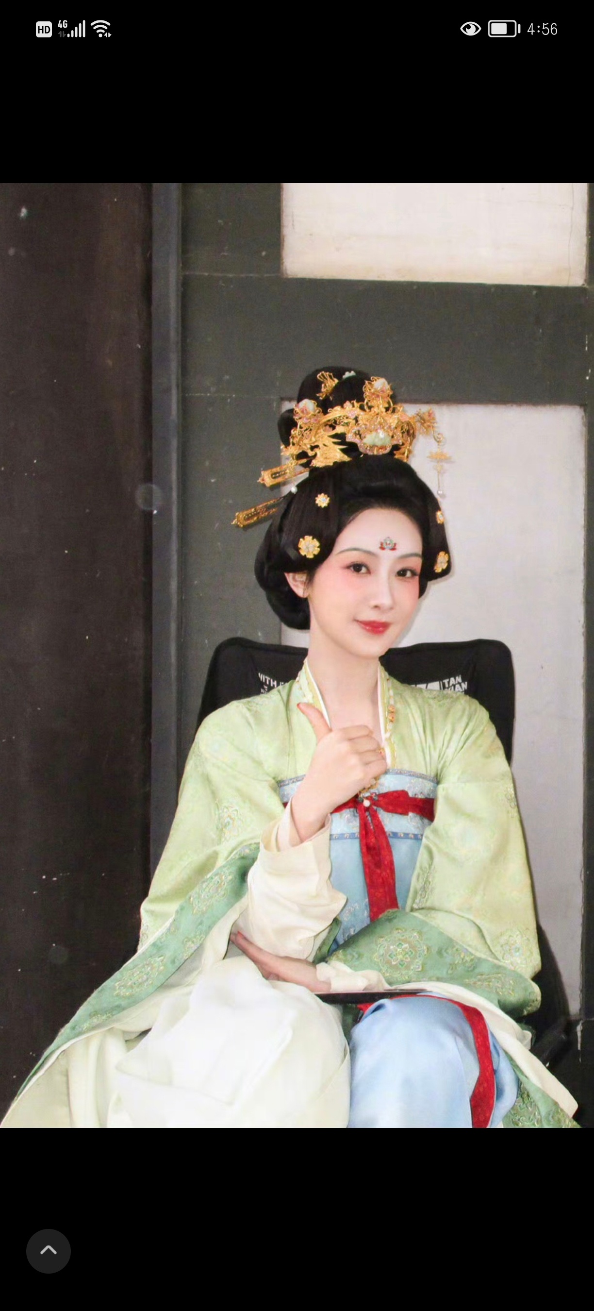 背刺何惟芳的店员成了杨紫的粉丝 一开始对杨紫也是无感的，只觉得这人演的挺好，慢慢