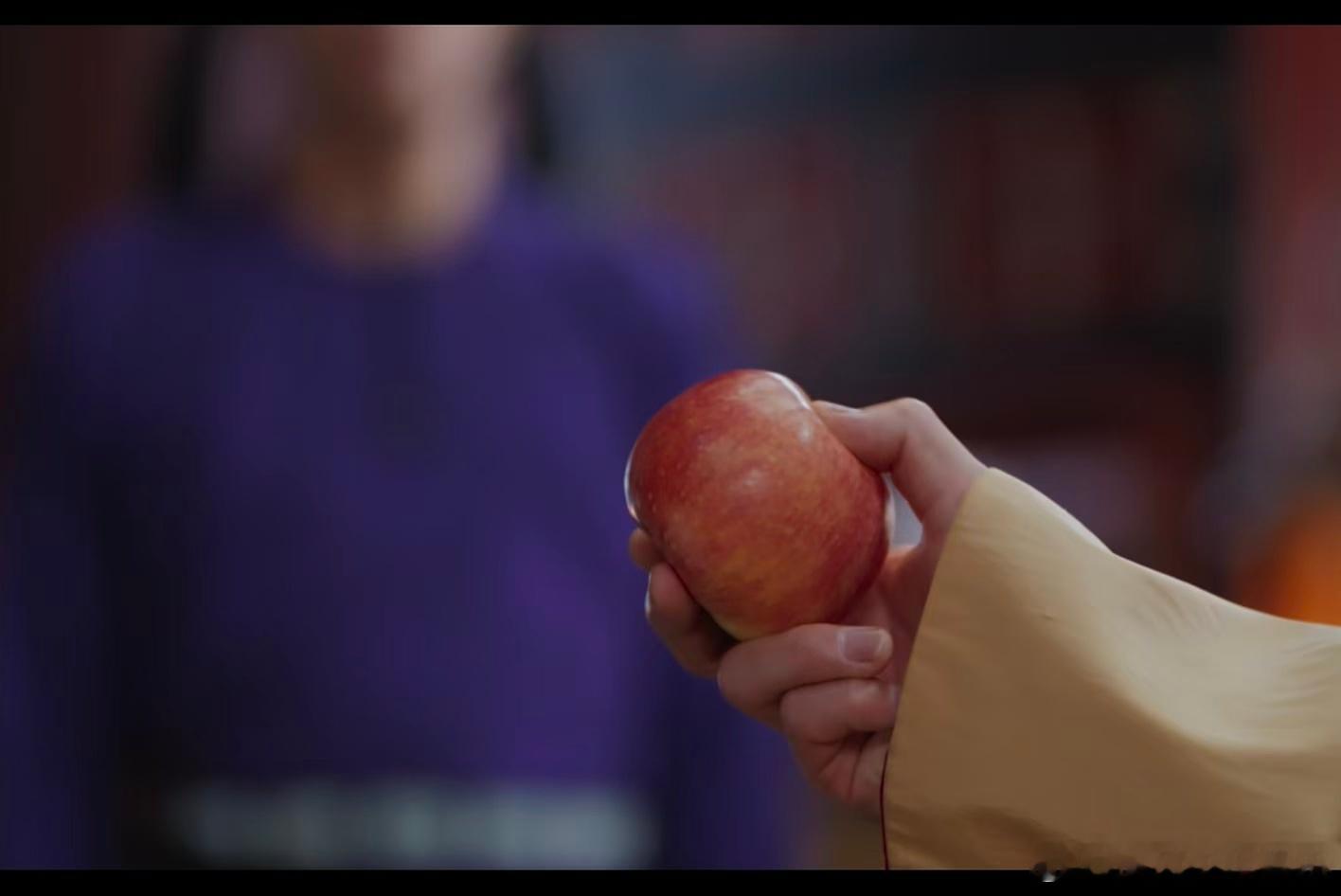 毒皇后的苹果传给了王子奇 每一个错觉背后似乎都有着真实的线索，王子奇传来的苹果却