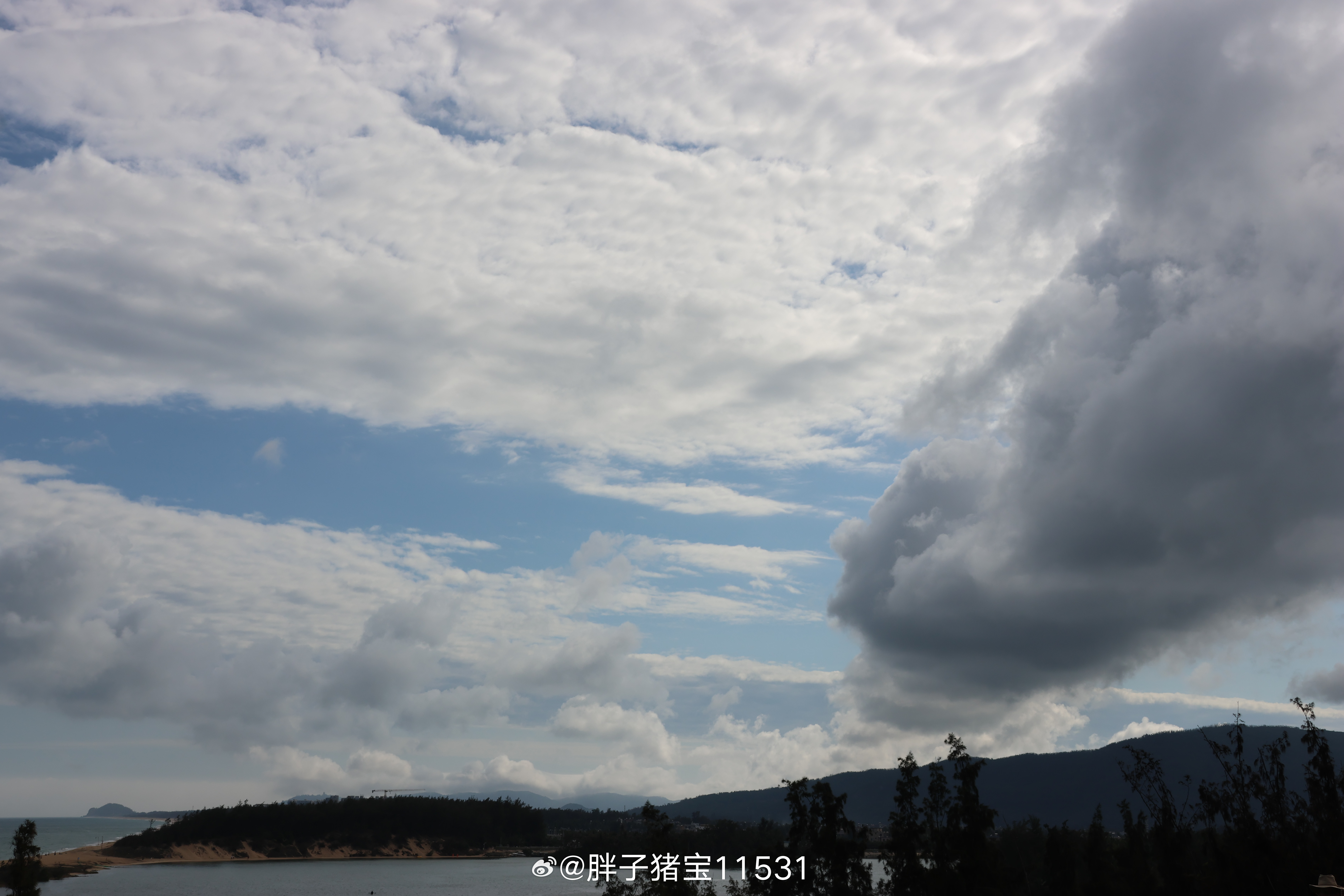 就说我这此刻心情，如同这天气乌云压境21点迷迷糊糊睡着了还跟同事说明天没事我们就