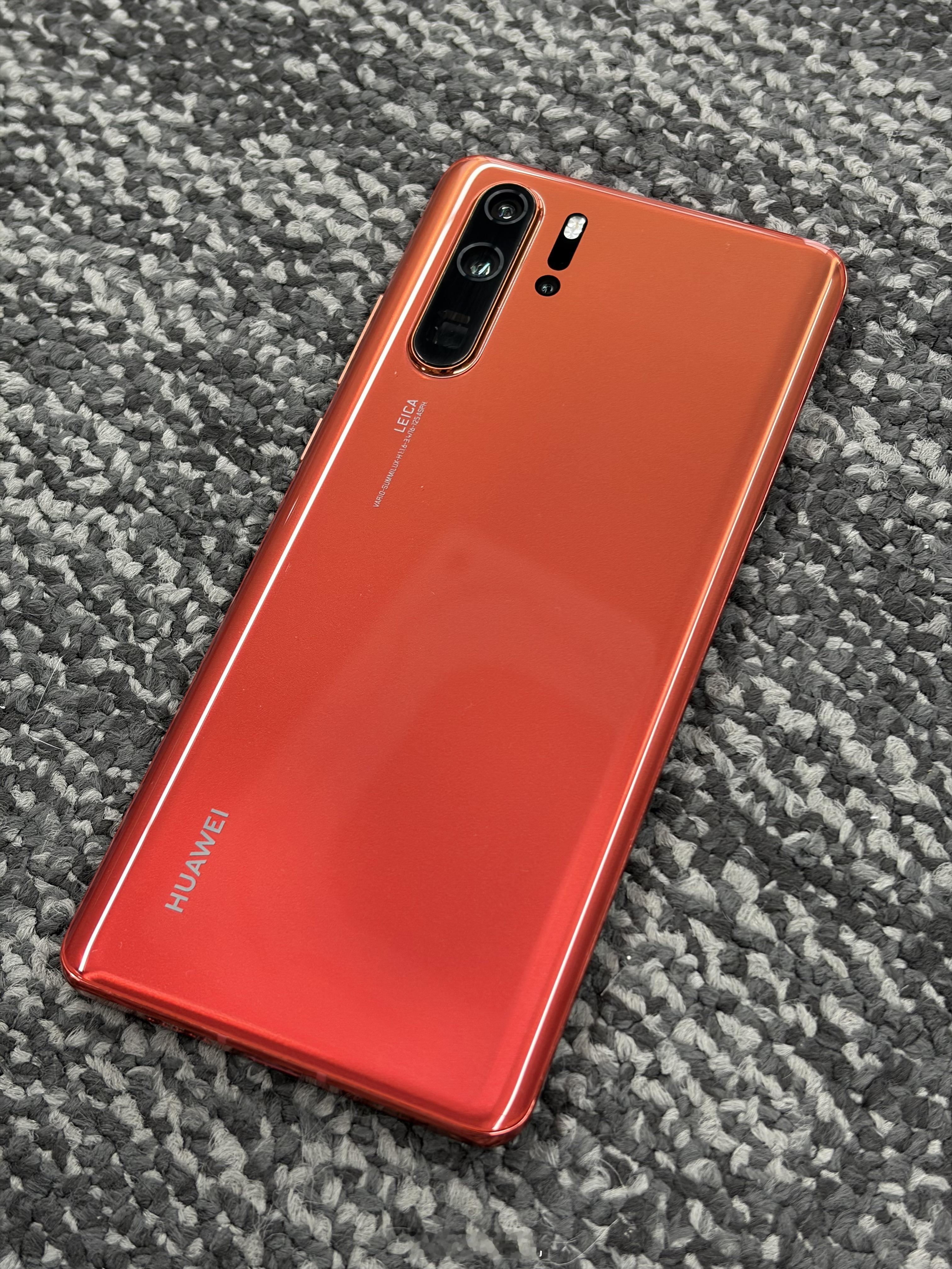 这次华为Pura主打Max上的橘子海，但我发现Pro上的橘子汽水也很好看，从暖橙