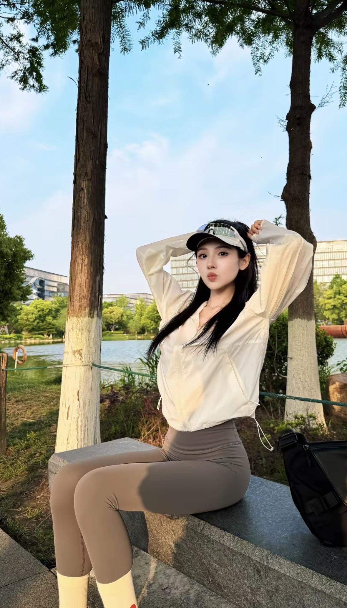 阳光明媚的森林小道，少女轻盈漫步，享受自然美好时光。