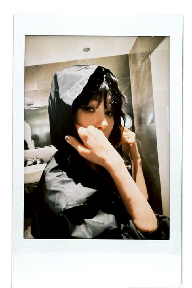话筒拿反没出声，旁边李现憋笑憋得肩膀直抖。

杨幂低头一瞥，手腕一转，两秒钟把话