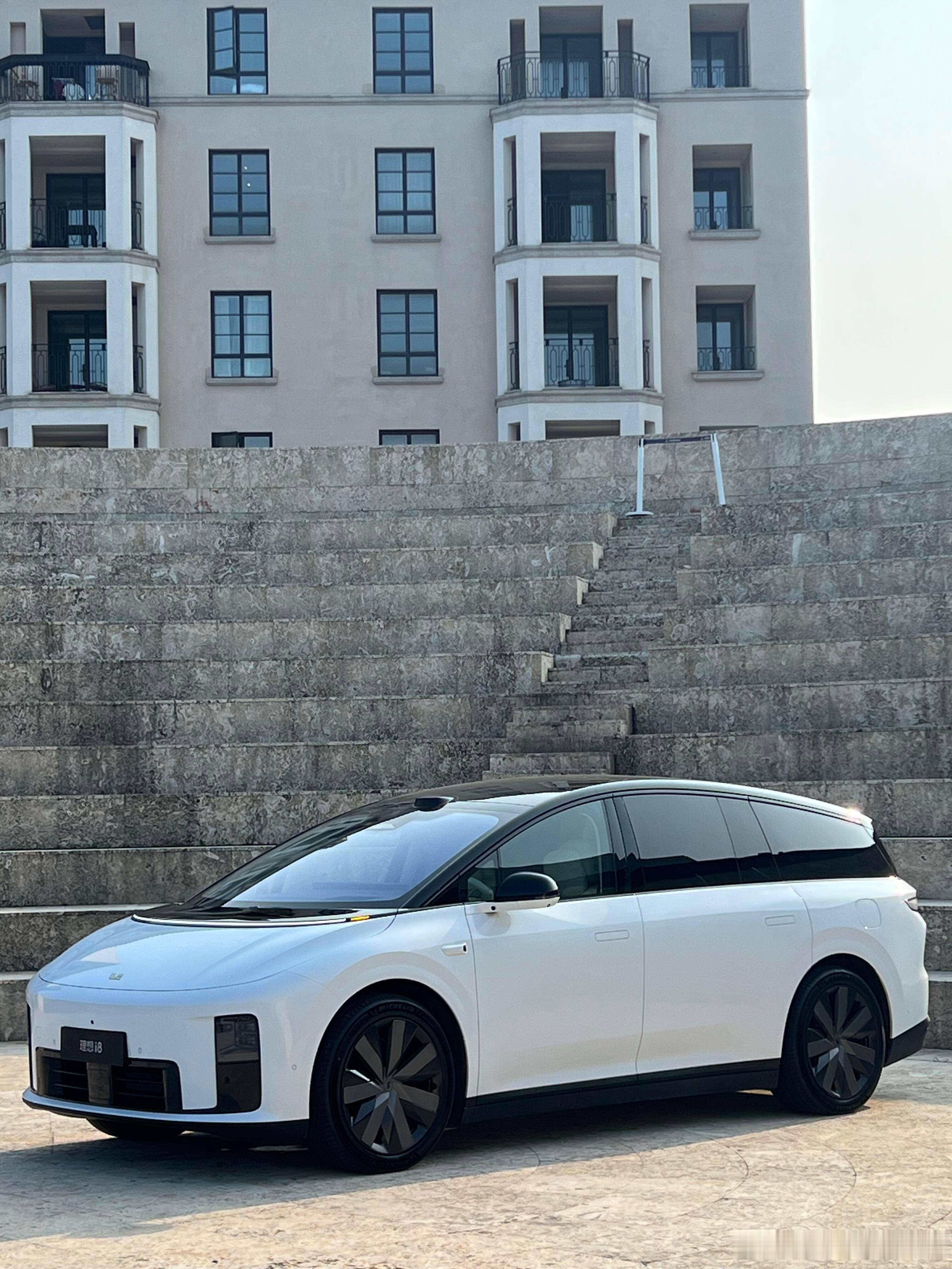理想 i8，已经开始媒体实拍了。这场景就是当年理想 MEGA Home 在阿那亚
