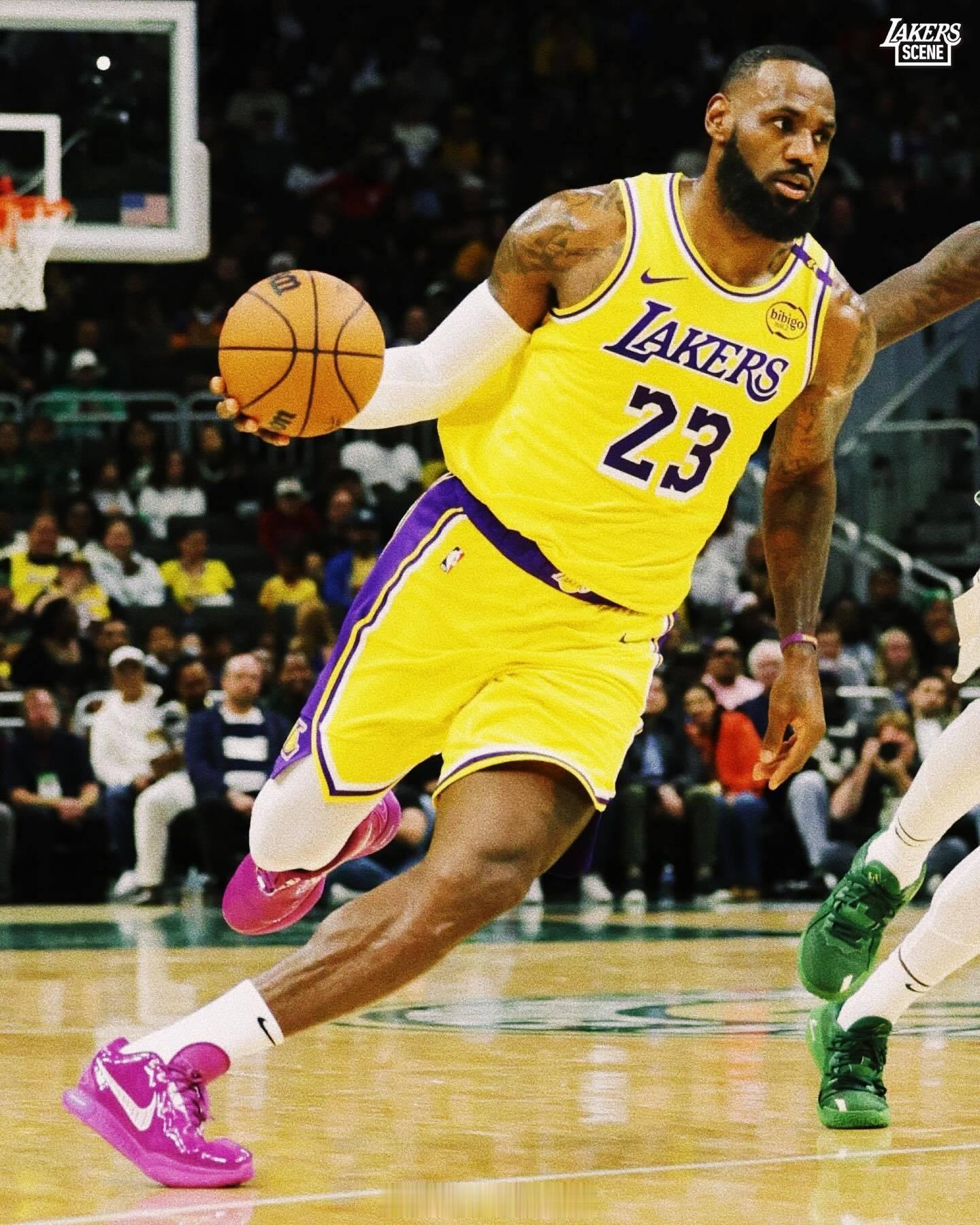 湖人对阵雄鹿的比赛。老将就不用说了！本赛季可以多看看新人打球了！4号41号都挺拼