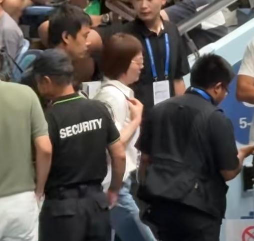 扰乱上海网球赛的谢女士你的徒弟出来了
      谢女士大闹上海网球大师赛刚过不