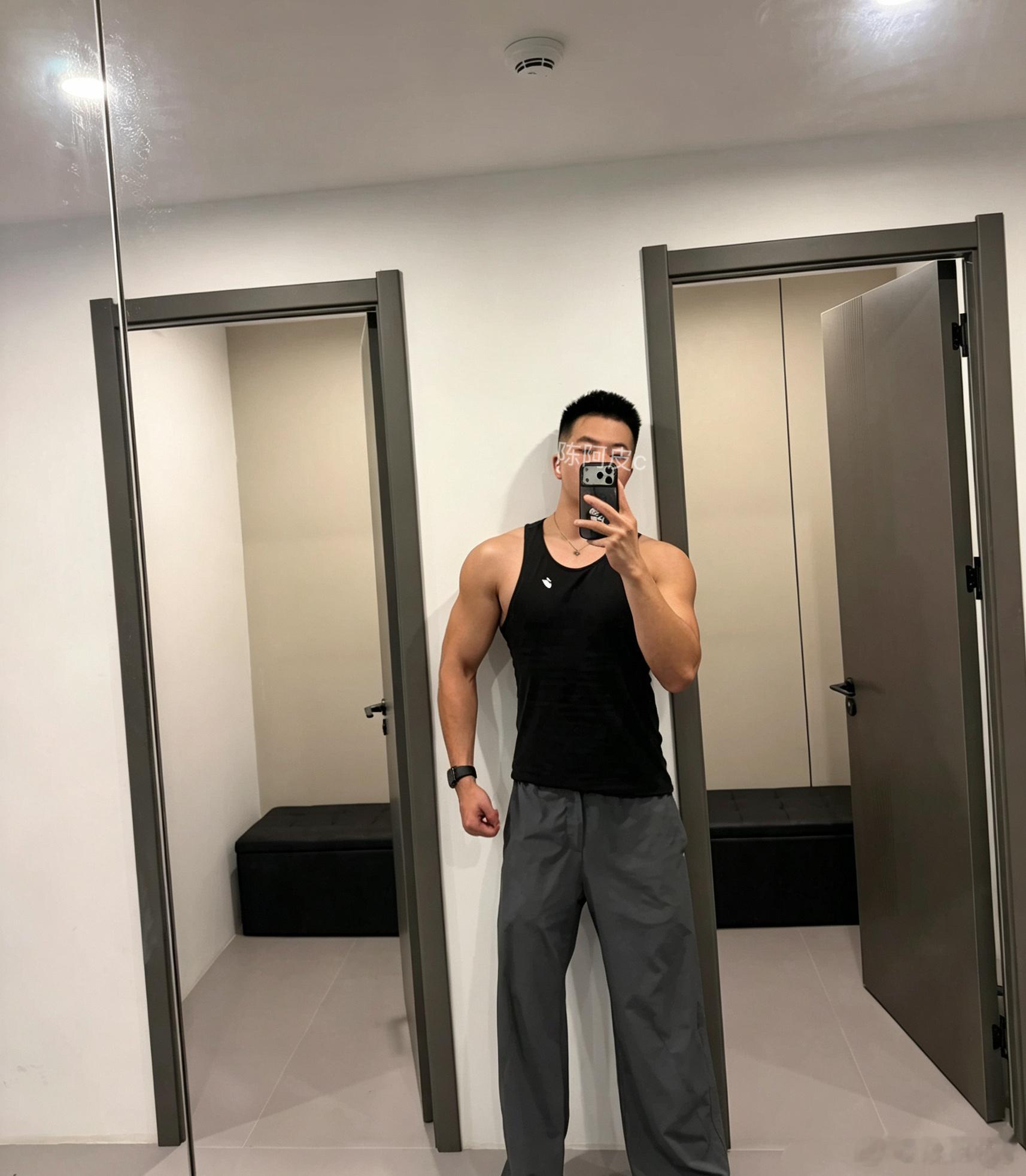 今天练肩，健身房老板也给我拍了一张，我说你上次帮我拍的背蛮好的，他说喜欢就好，感