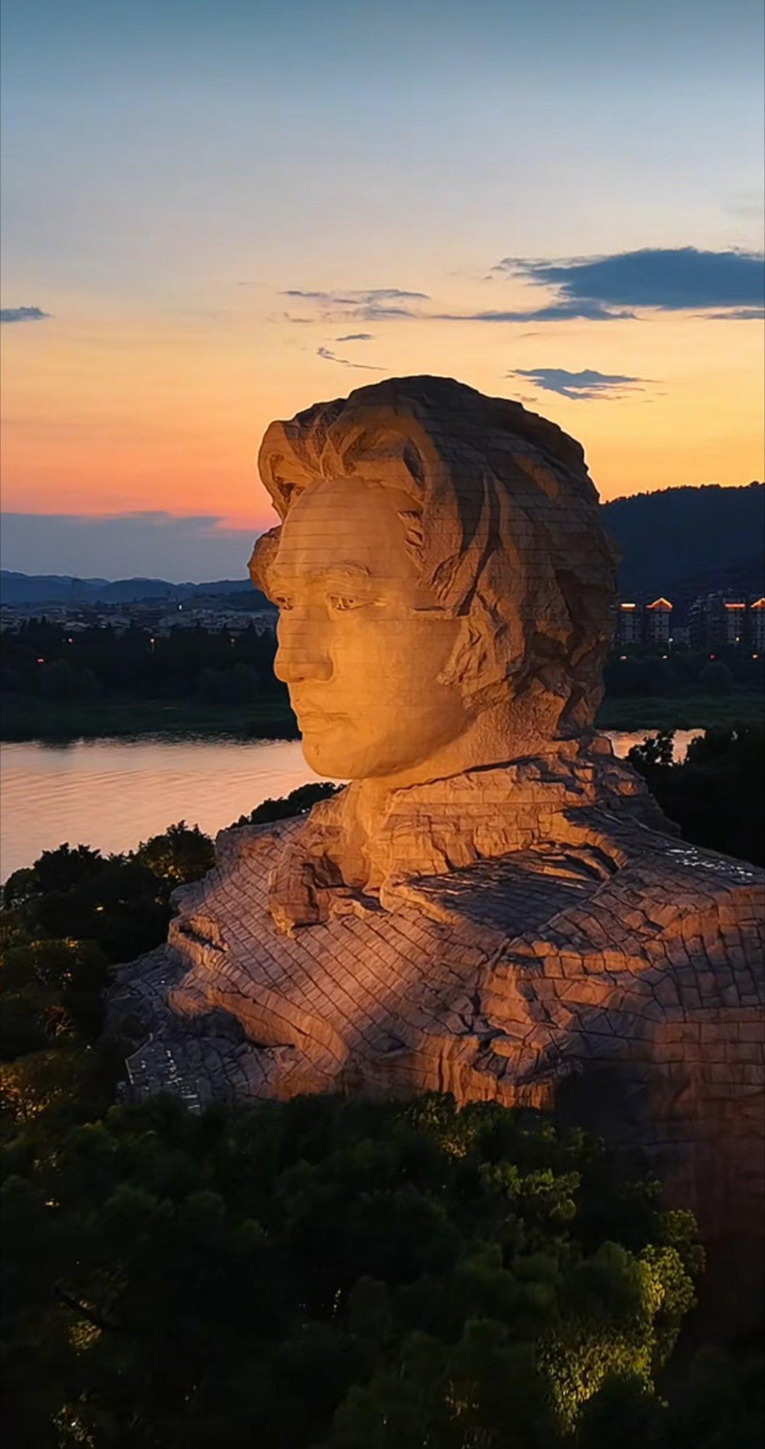 华夏何其幸，危亡关头伟人生 