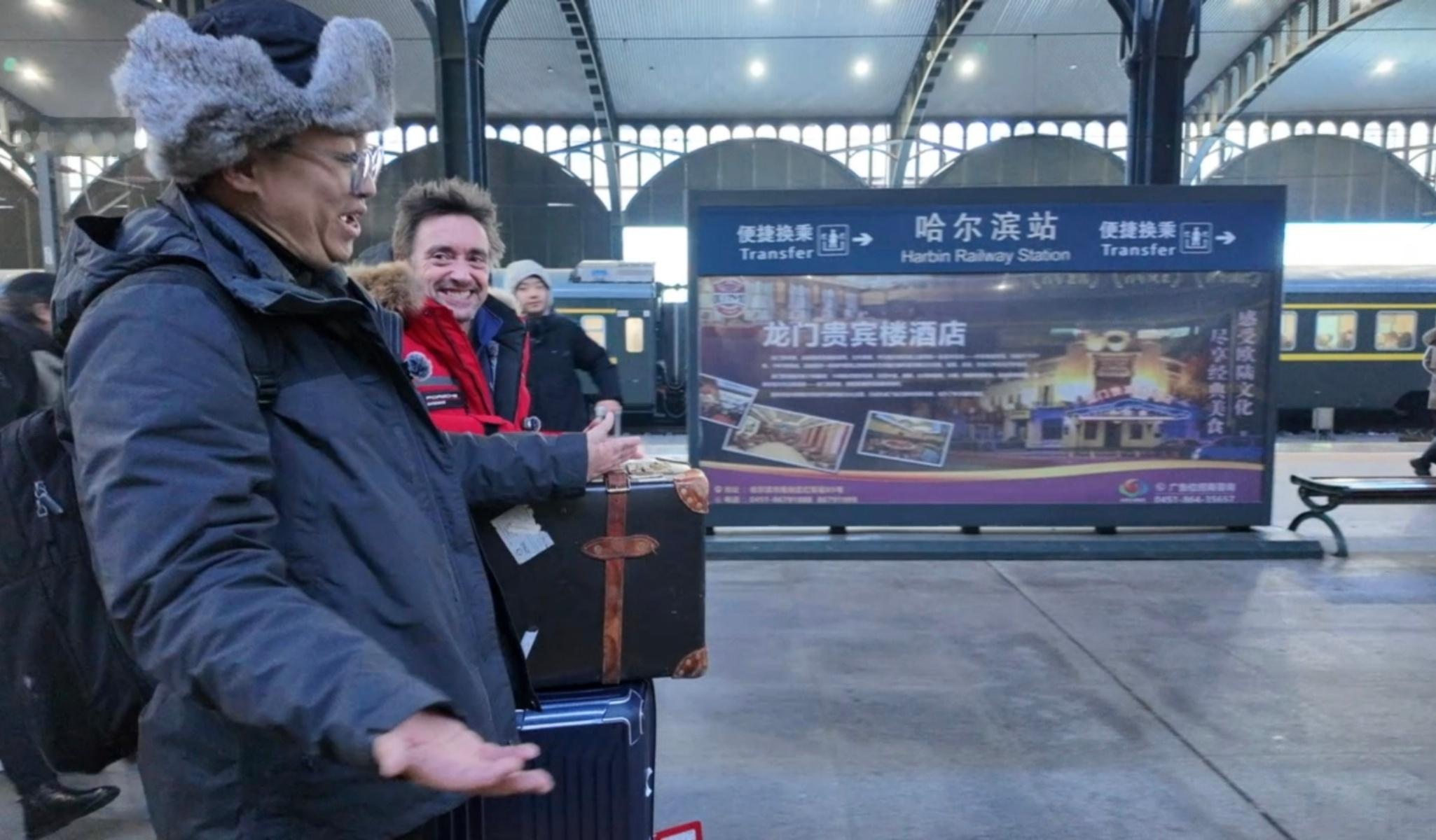 他说这个包跟了他25年，结果跟我拍了一个片儿就给弄坏了。 哈尔滨