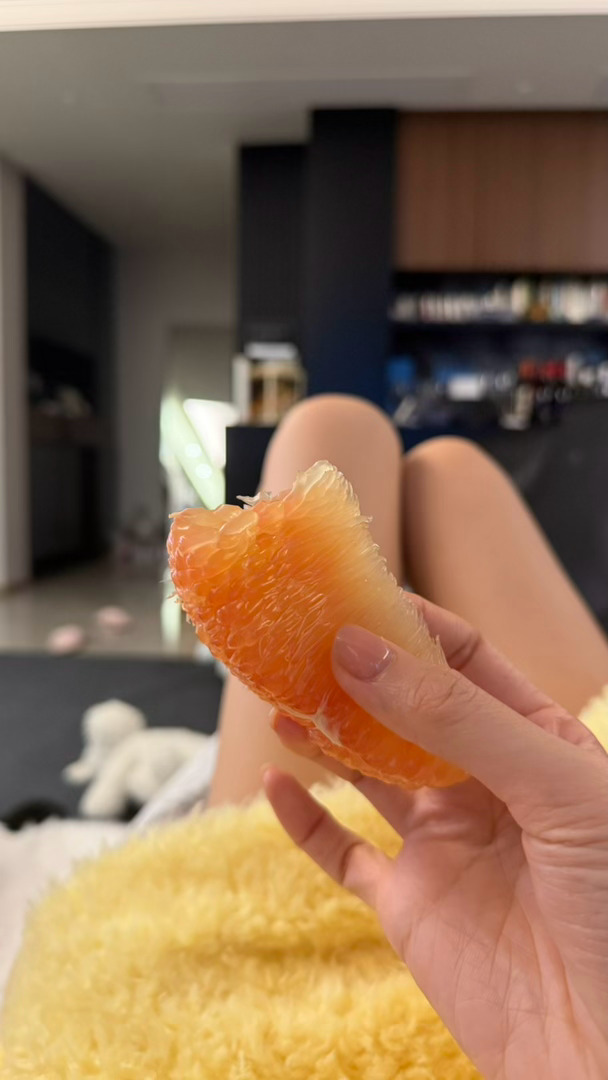 吃到了好好吃的柚子，吃完肚子里一直咕噜咕噜 