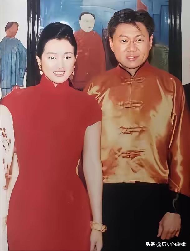 巩俐1996年再婚：嫁新加坡烟草大王，8年张艺谋情断，婚姻为何仅撑数年？
 
1