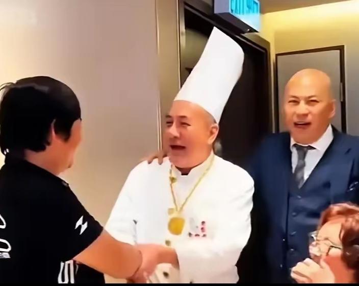 人最大的底牌，从来不是人脉，是本事

香港前辈杨官华主动支持他的机车作品，更是费