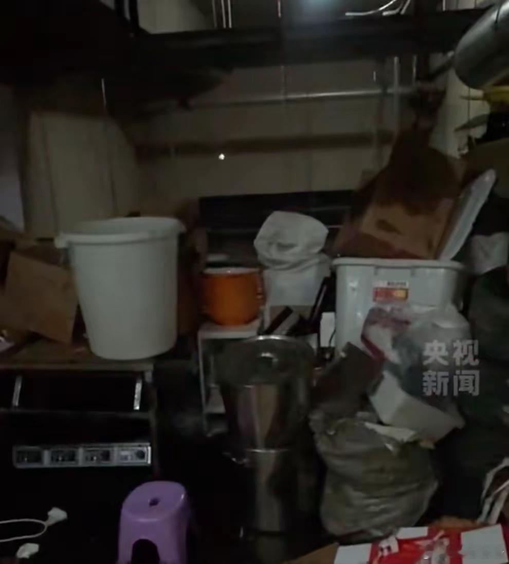 我以前很爱吃某县小吃的。 拌面，云吞，蒸饺还有炖汤我都特别喜欢，那个拌面里的花生