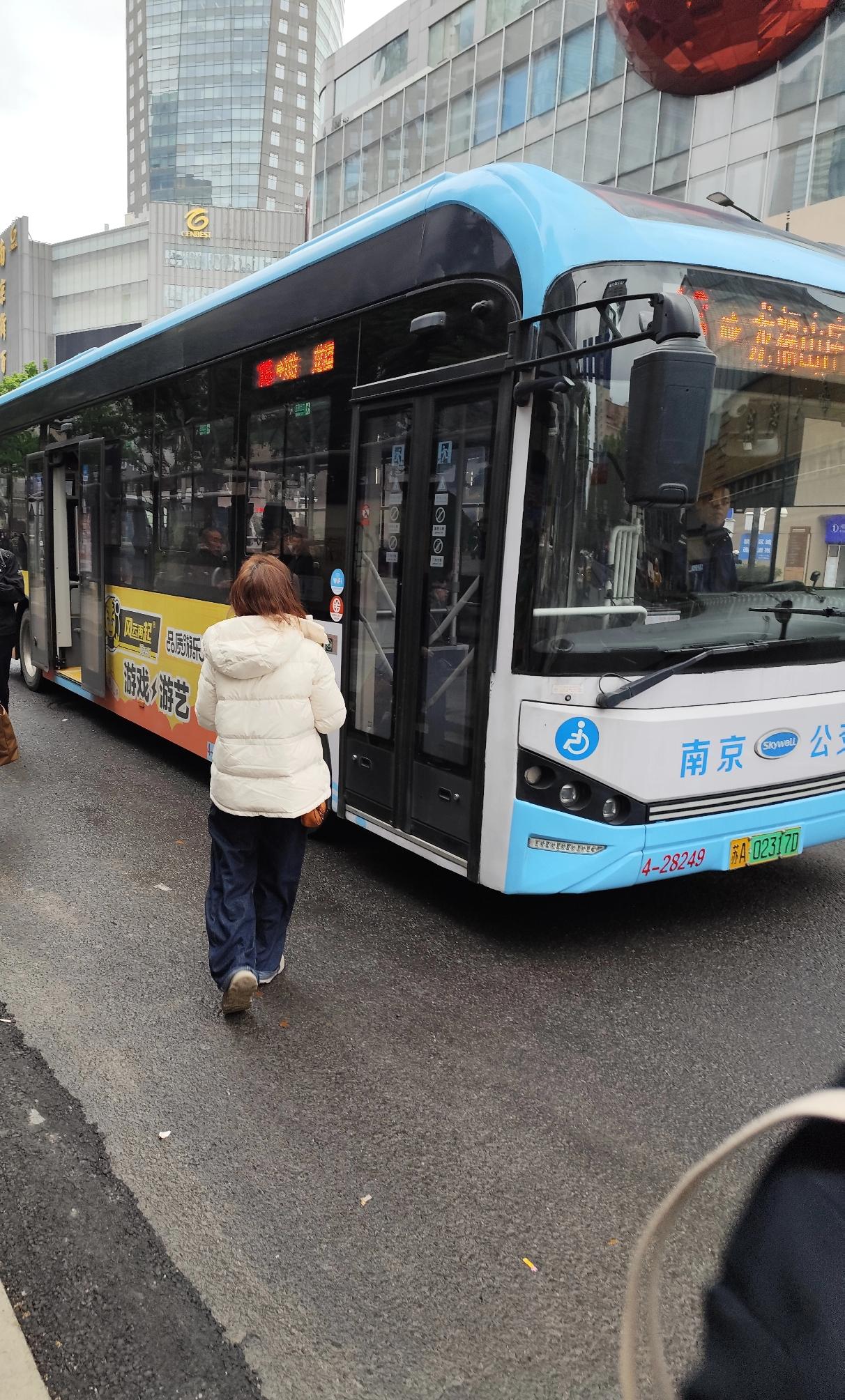 南京的天气真是瞬息入冬。前两天还热得开着空调、风扇，我都没来得及晒冬天的厚被子，