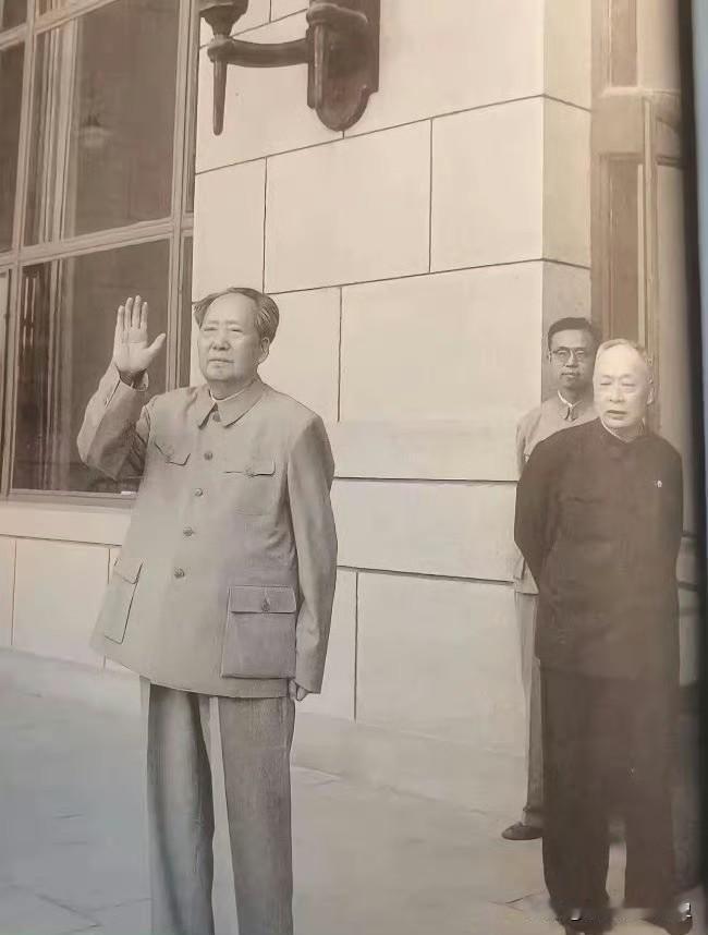 这是毛主席与陈毅元帅的珍贵合影，陈毅身后戴眼镜者是精通多国语言的廖承志，他学识渊