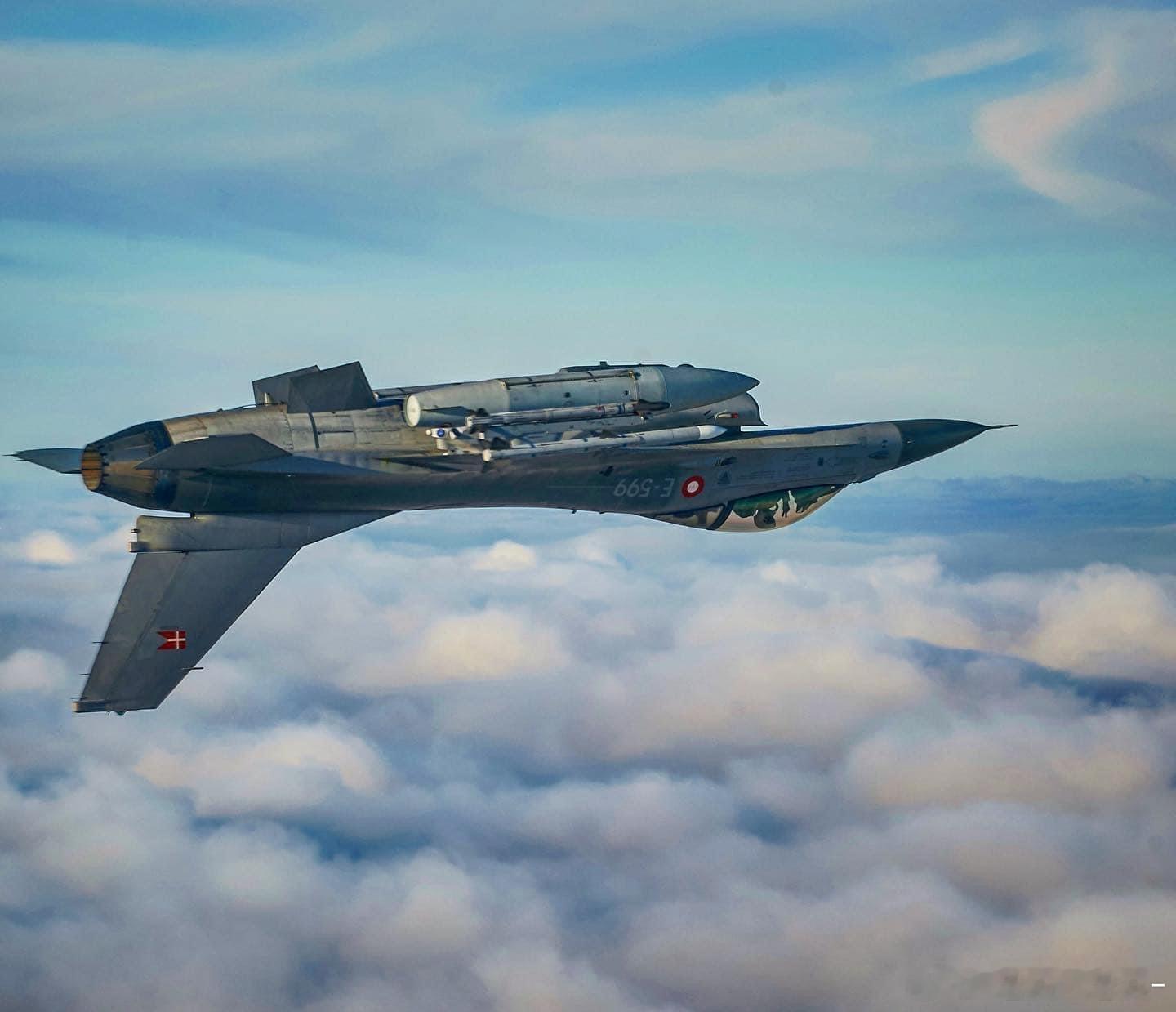 倒飞的丹麦空军F16#武器装备##外军影像##兵器影像# ​​​