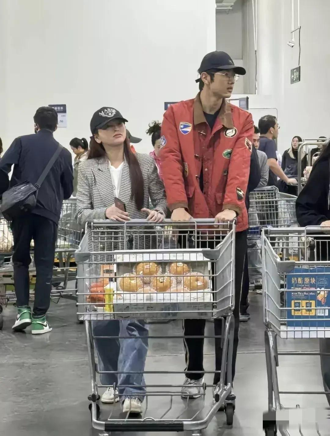 金莎吃得真好，男朋友真的好高好帅呀！ 