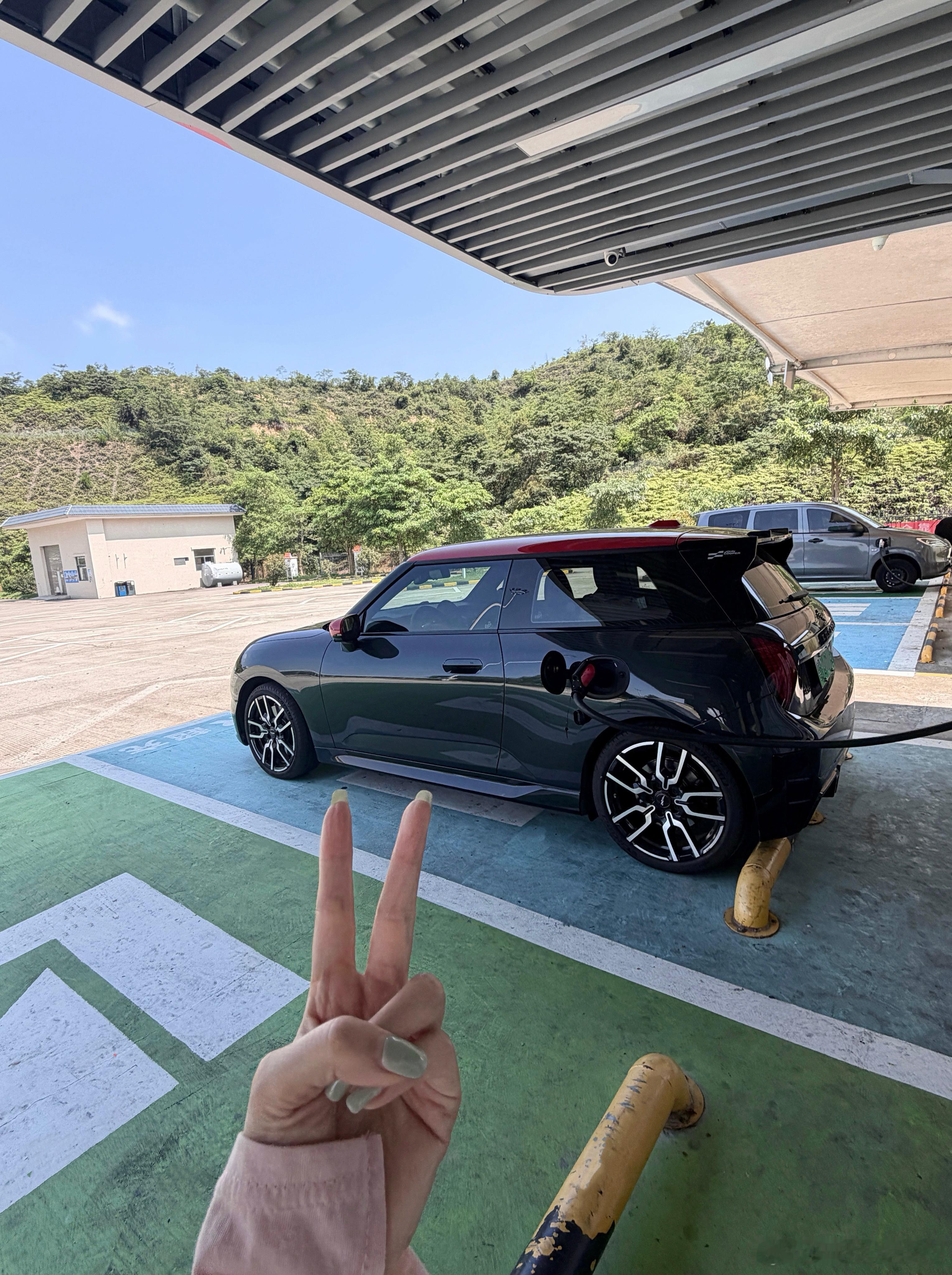 哈哈哈出发啦！  一口气开了300公里  现在换小张接班✌🏻紧张！期待！超级幸