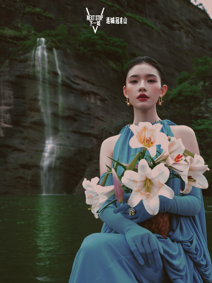 林允这组杂志图拍的像是从水墨画中走出的美人，红衣白伞好有韵味 