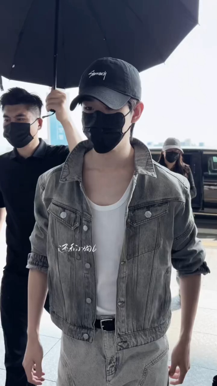 田嘉瑞杭州出发路透接下来要开始为音乐节排练了一切顺利，期待后面音乐节舞台田嘉瑞田