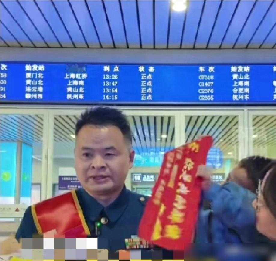 浙江杭州淳安，服役30年的一级军士长毛善友光荣退休，全家人挂条幅热烈欢迎其回家，