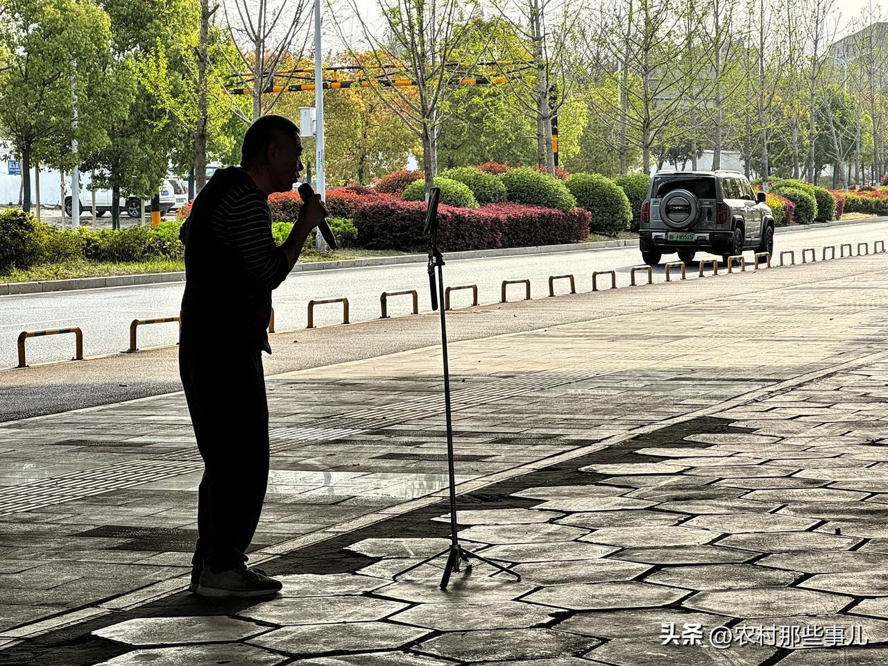 汉江桥下k歌人 路边K歌人是襄阳城里汉江桥下独特的风景。有从街头唱歌发展成网红的