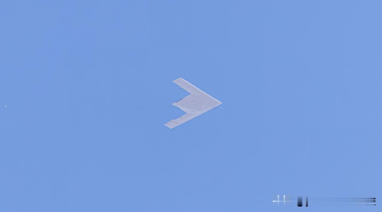 一架B-21从加州的爱德华兹空军基地飞岀来活动筋骨了，难道是想到波斯湾秀一下肌肉