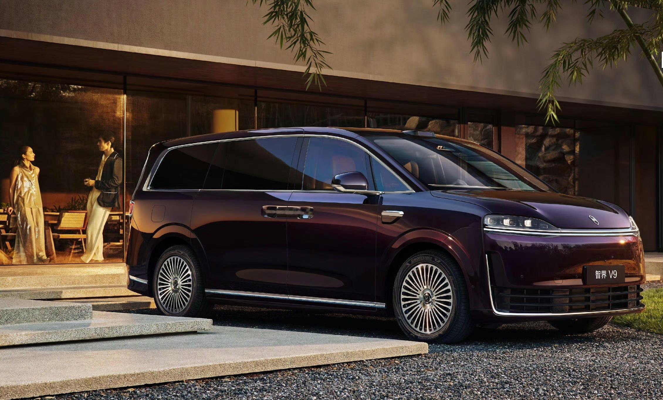 余承东称智界V9比轿车还好开没想到这么大个MPV，开起来比小车还灵活！后轮转向一