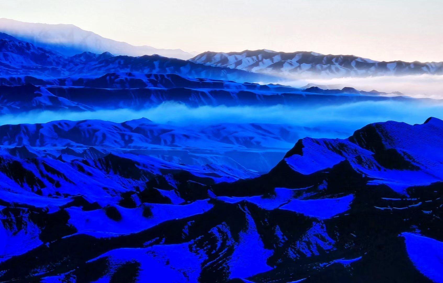 🏔️#天山之恋# 穿越千山万水，只为与你相遇！💖那天，我站在天山的巅峰，雪花