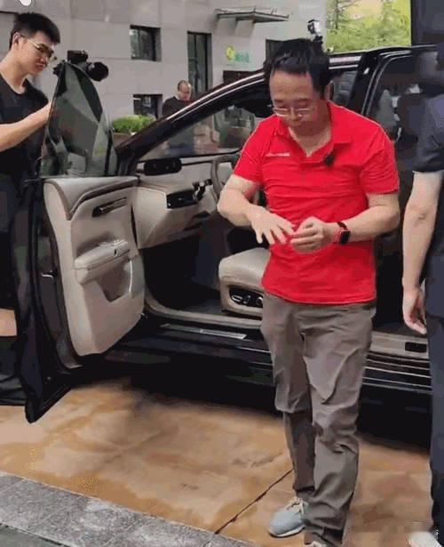 #工作人员承认周鸿祎被夹是车辆问题#红衣大叔以亲身试验给大伙上了一课车子给车主或