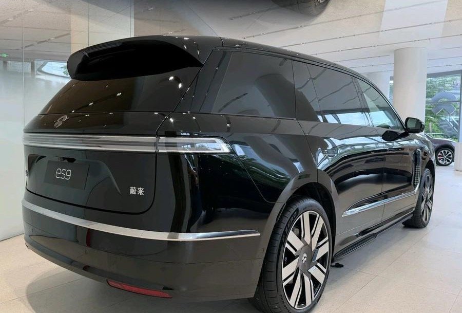 蔚来ES9纯电行政旗舰SUV，搭载900V高压平台，定位全场景高端宜家宜商SUV
