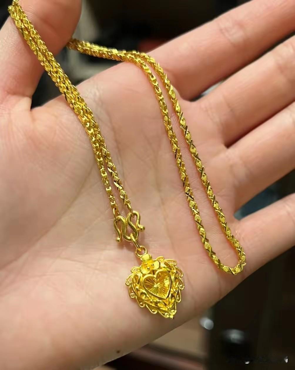 前男友送了一条2600元的金项链，我一直珍藏着，最近缺钱我拿出来准备卖了应急，但